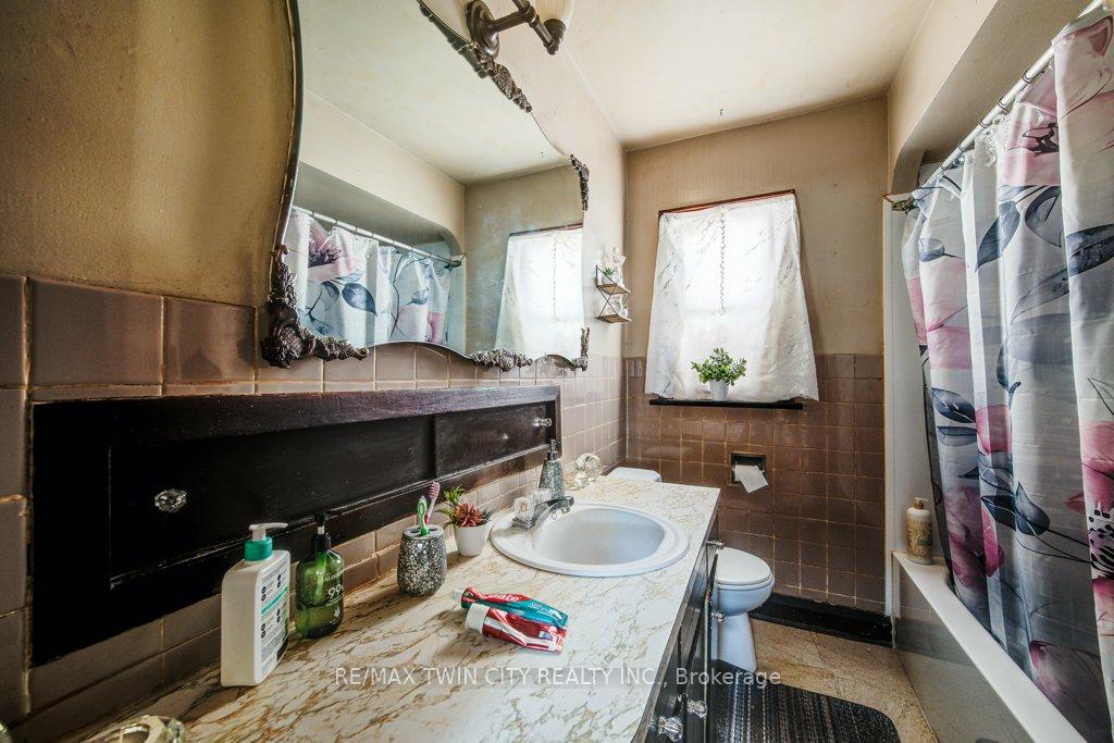Photo 7 of 326 Blucher Boulevard, Kitchener — HOMEH