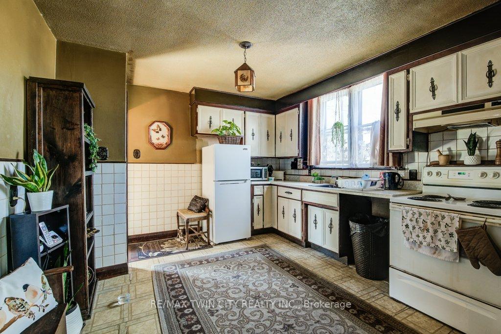 Photo 10 of 326 Blucher Boulevard, Kitchener — HOMEH