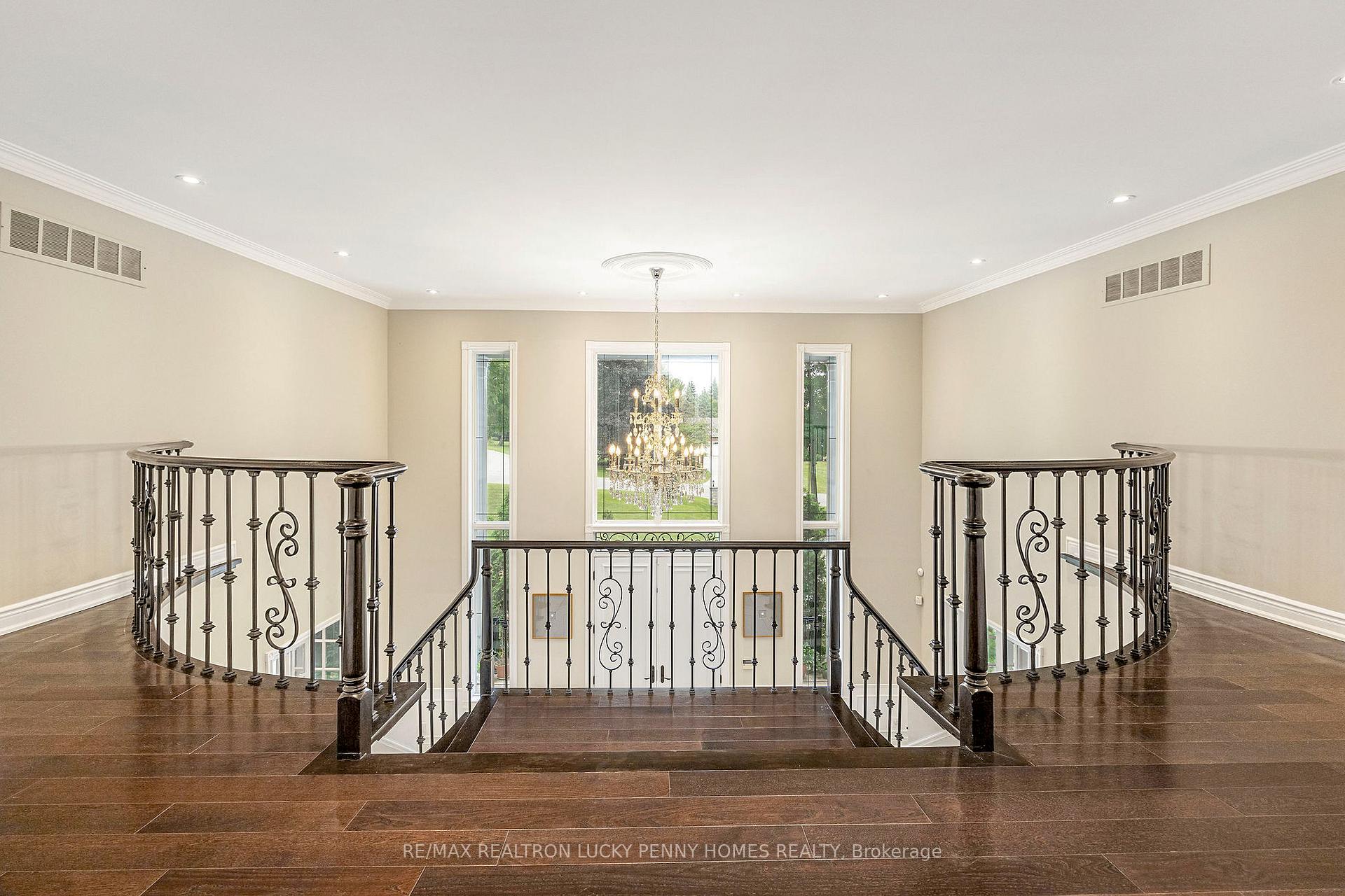 Photo 2 of 10 Walnut Glen Place, Markham, Devil's Elbow — HOMEH