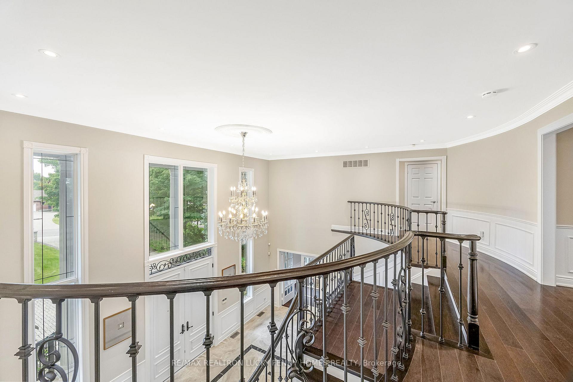 Photo 3 of 10 Walnut Glen Place, Markham, Devil's Elbow — HOMEH