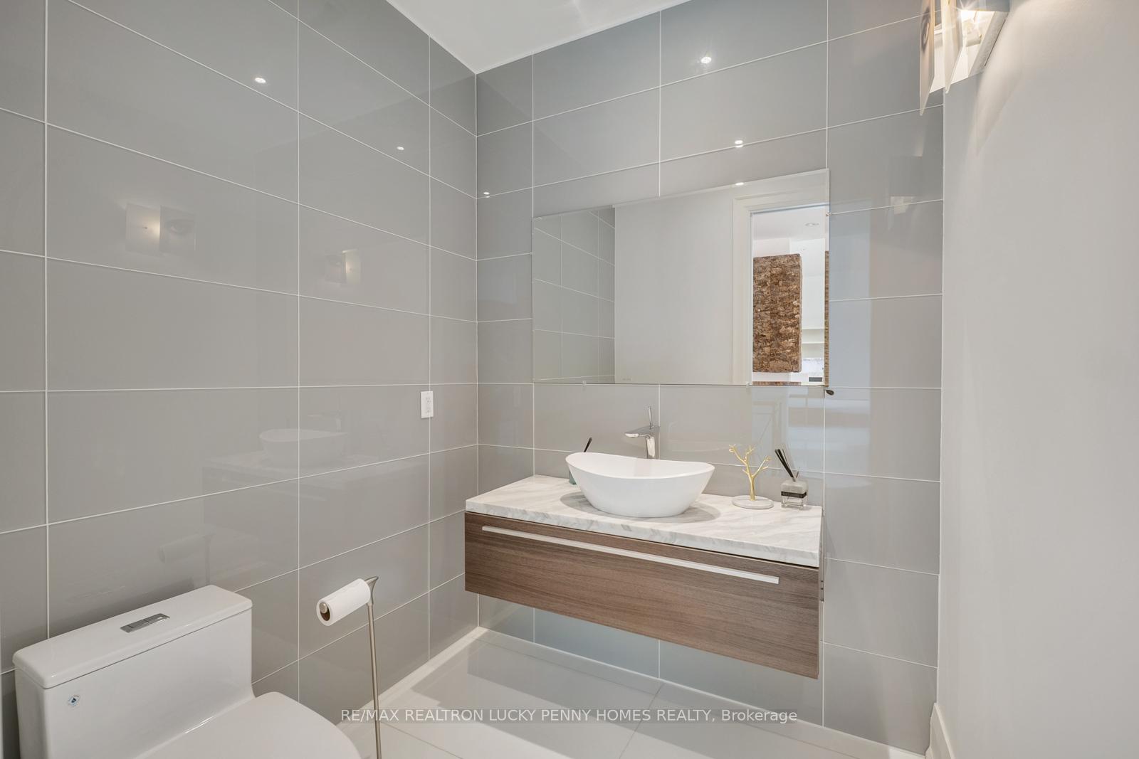 Photo 3 of 35 Walnut Glen Place, Markham, Devil's Elbow — HOMEH