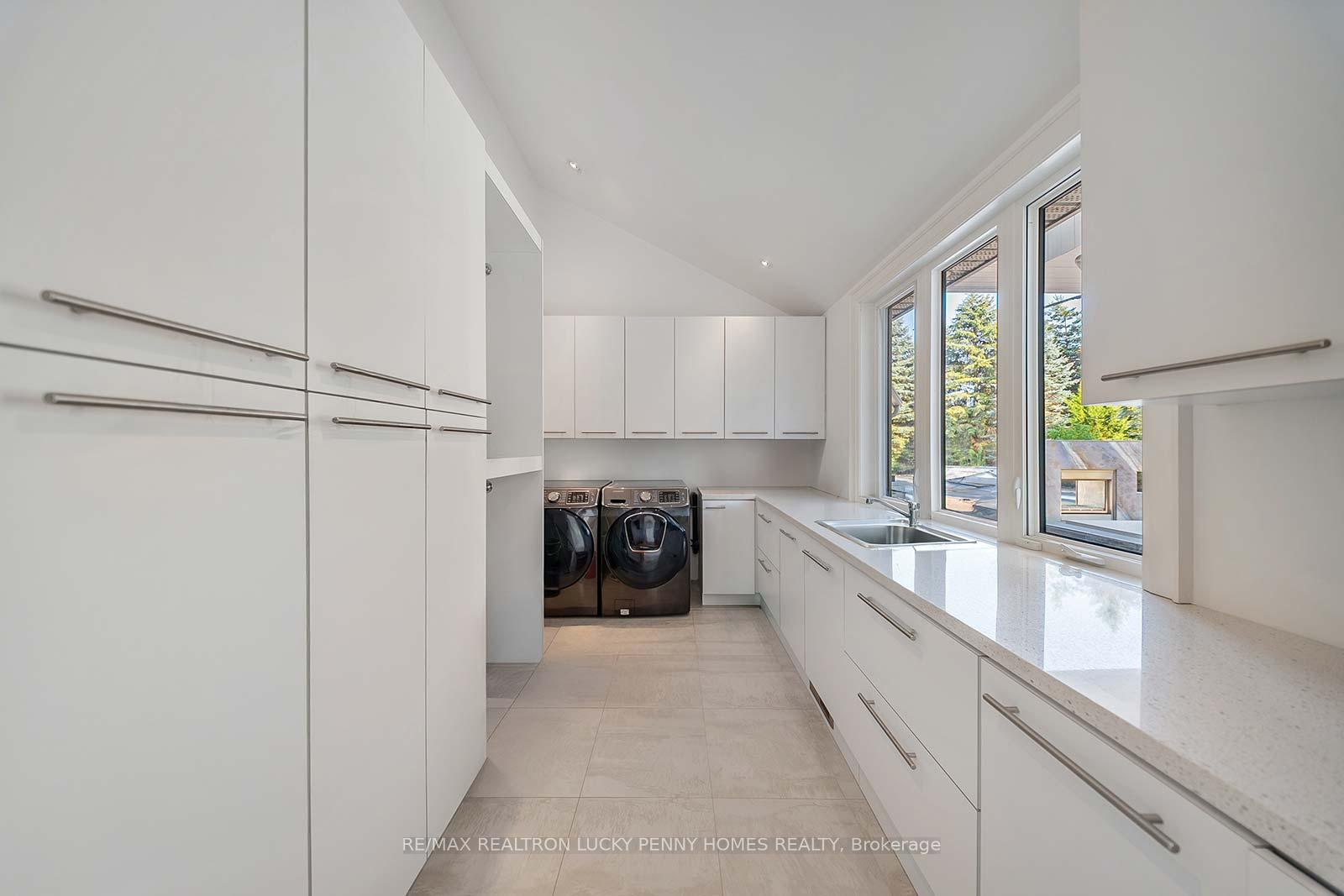 Photo 4 of 35 Walnut Glen Place, Markham, Devil's Elbow — HOMEH