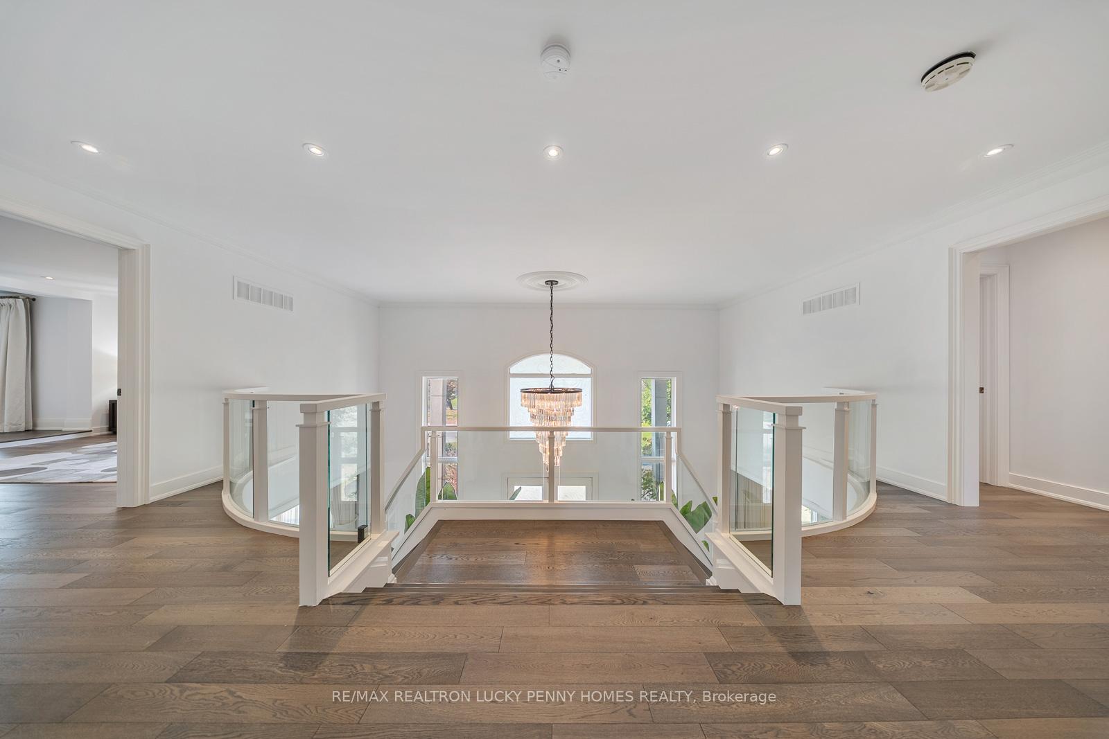 Photo 5 of 35 Walnut Glen Place, Markham, Devil's Elbow — HOMEH