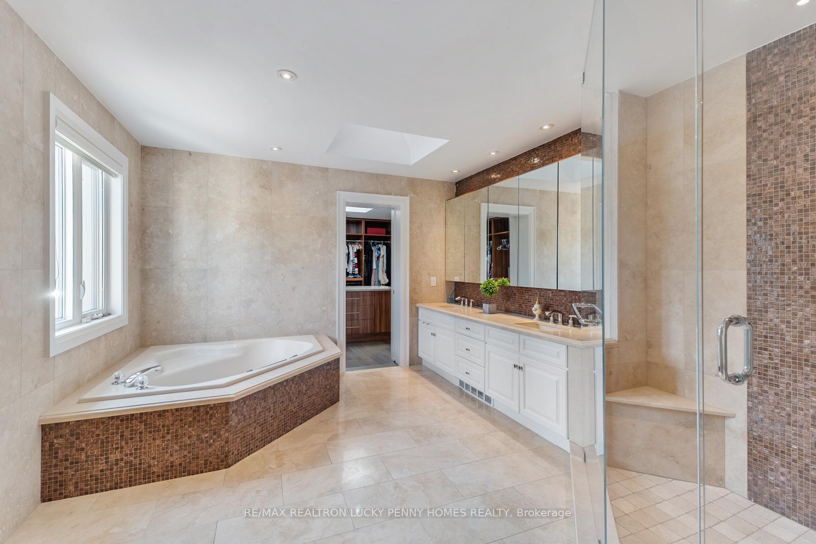 Photo 8 of 35 Walnut Glen Place, Markham, Devil's Elbow — HOMEH