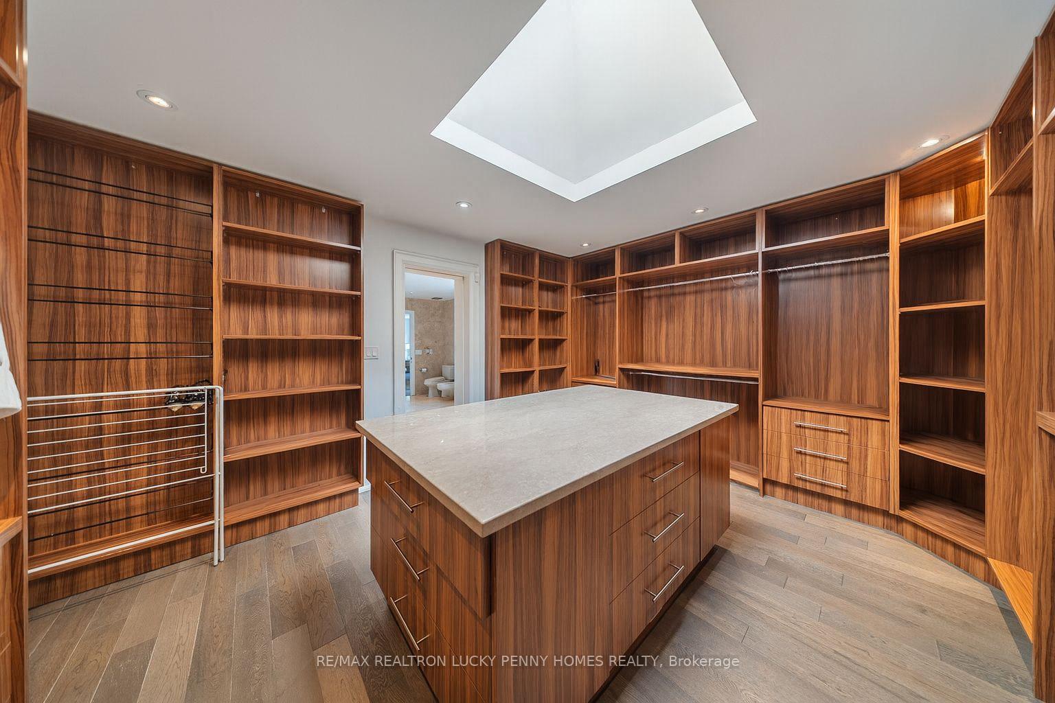 Photo 10 of 35 Walnut Glen Place, Markham, Devil's Elbow — HOMEH