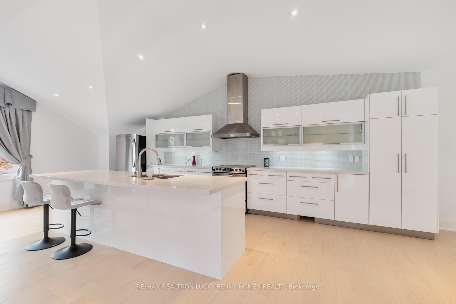 Photo 17 of 35 Walnut Glen Place, Markham, Devil's Elbow — HOMEH
