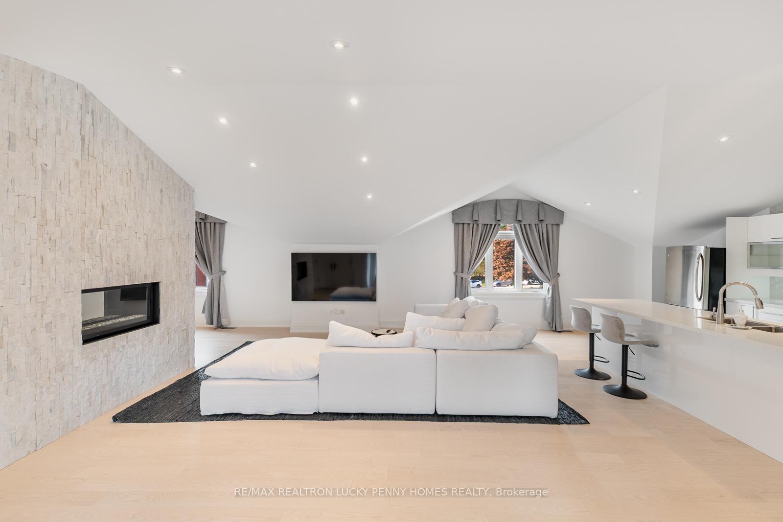 Photo 18 of 35 Walnut Glen Place, Markham, Devil's Elbow — HOMEH
