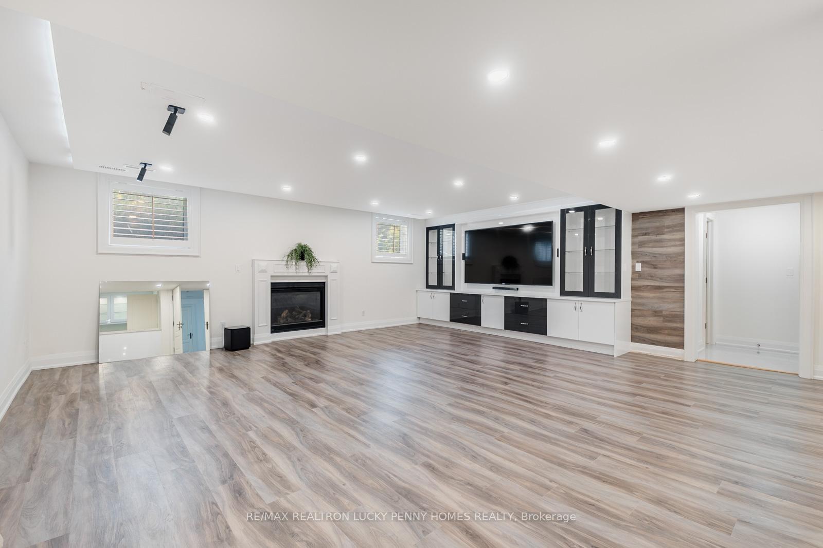 Photo 21 of 35 Walnut Glen Place, Markham, Devil's Elbow — HOMEH