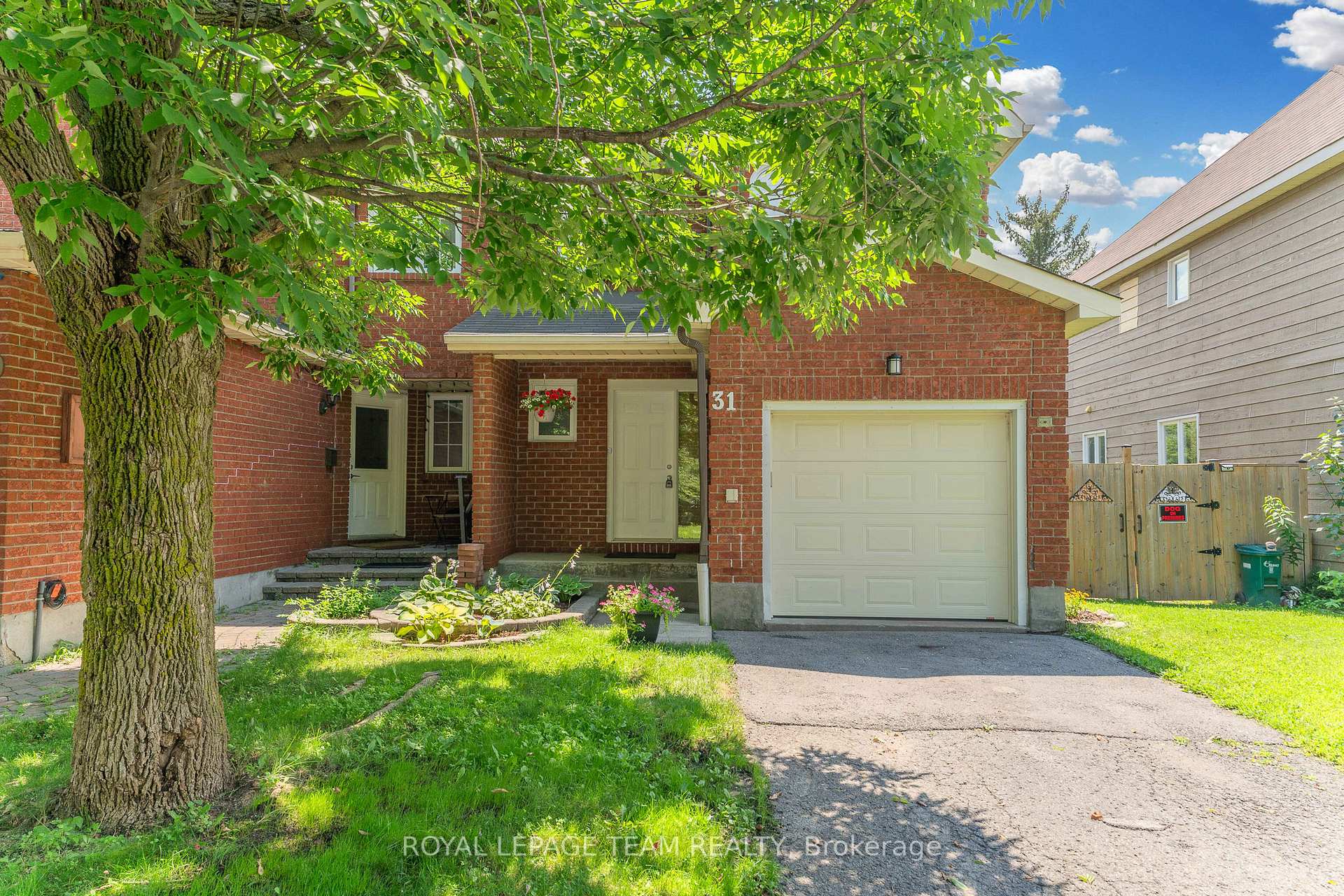 Photo 3 of 31 Robarts Crescent, Ottawa, Kanata - Katimavik — HOMEH