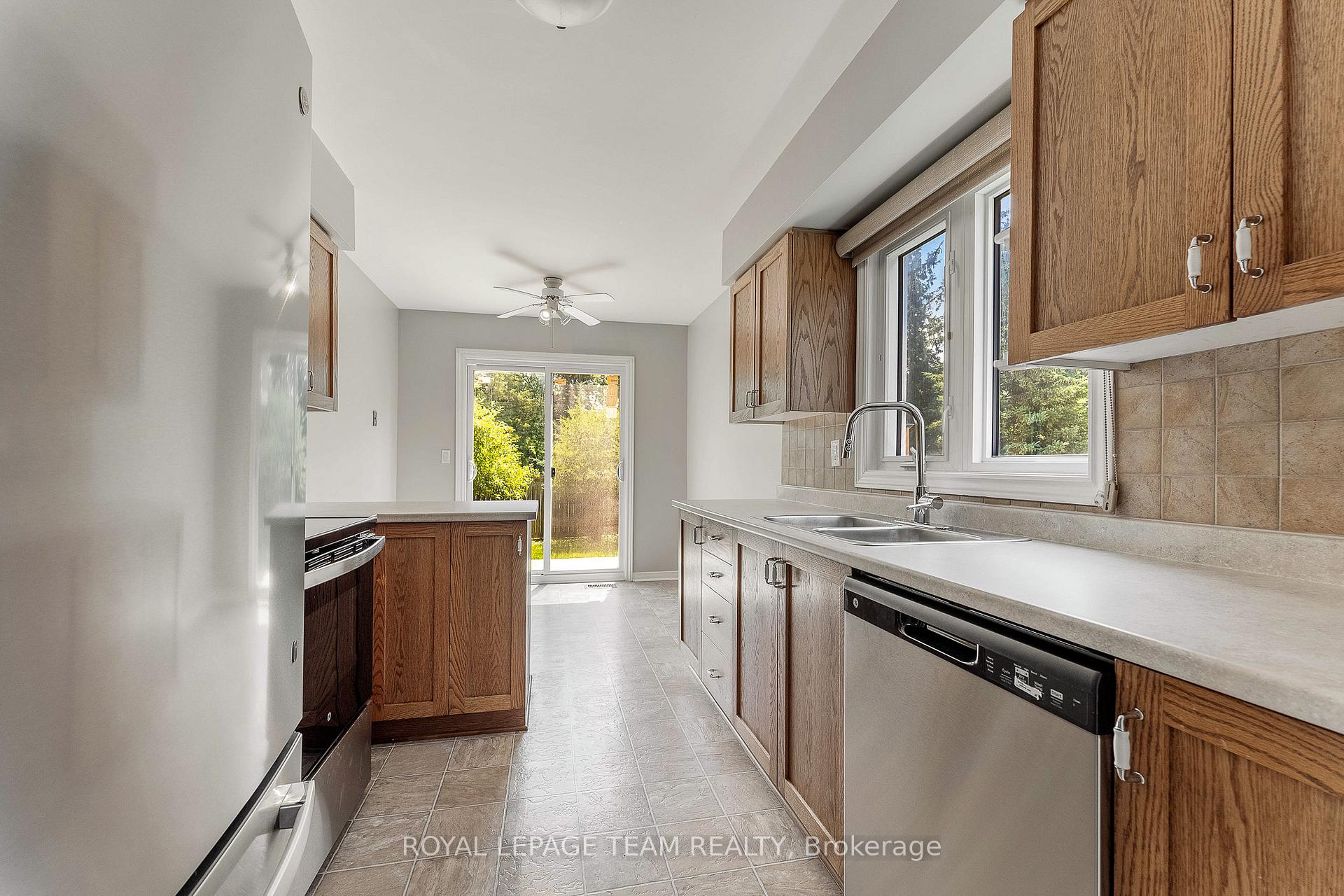 Photo 9 of 31 Robarts Crescent, Ottawa, Kanata - Katimavik — HOMEH