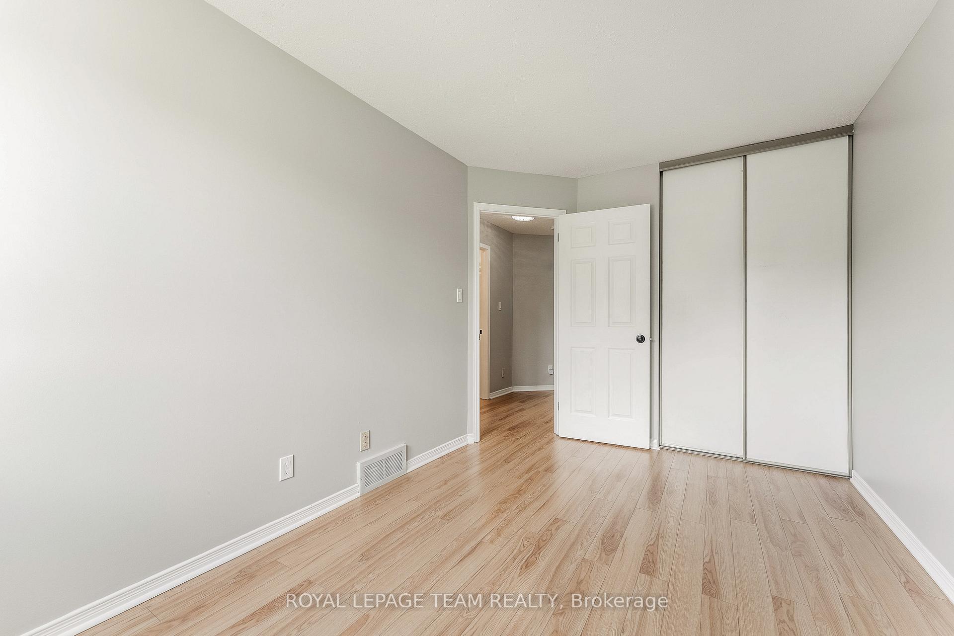 Photo 33 of 31 Robarts Crescent, Ottawa, Kanata - Katimavik — HOMEH