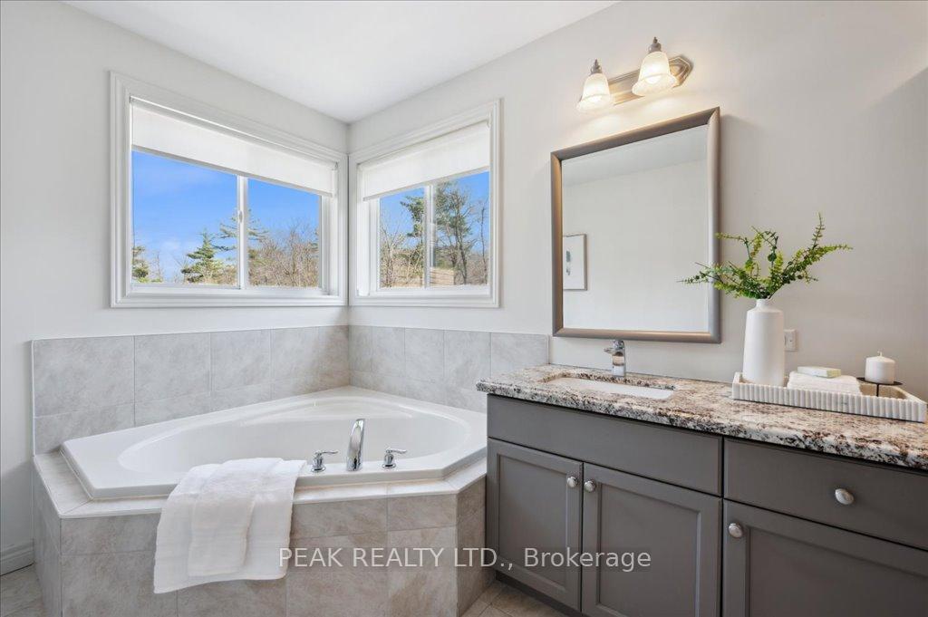Photo 27 of 708 Robert Ferrie Drive, Kitchener — HOMEH