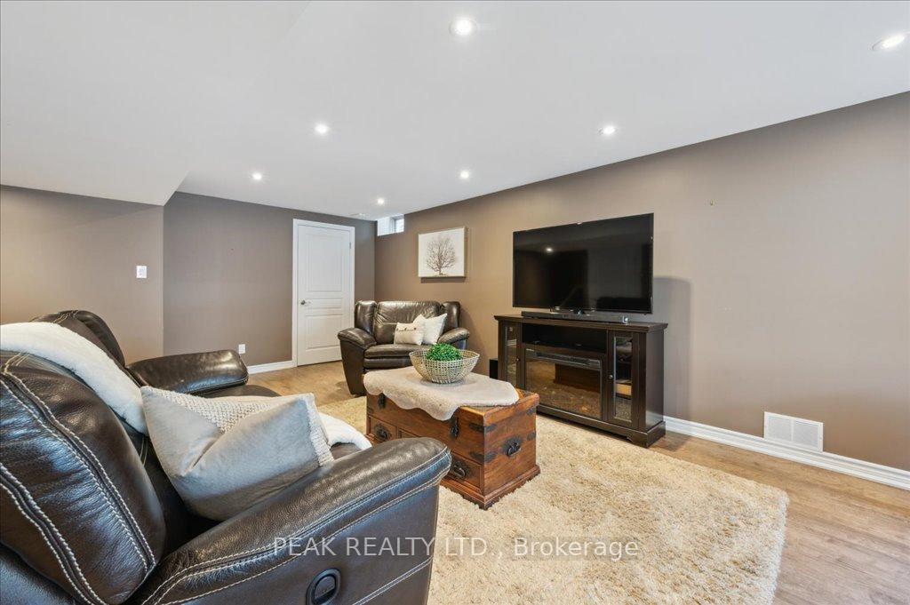 Photo 30 of 708 Robert Ferrie Drive, Kitchener — HOMEH