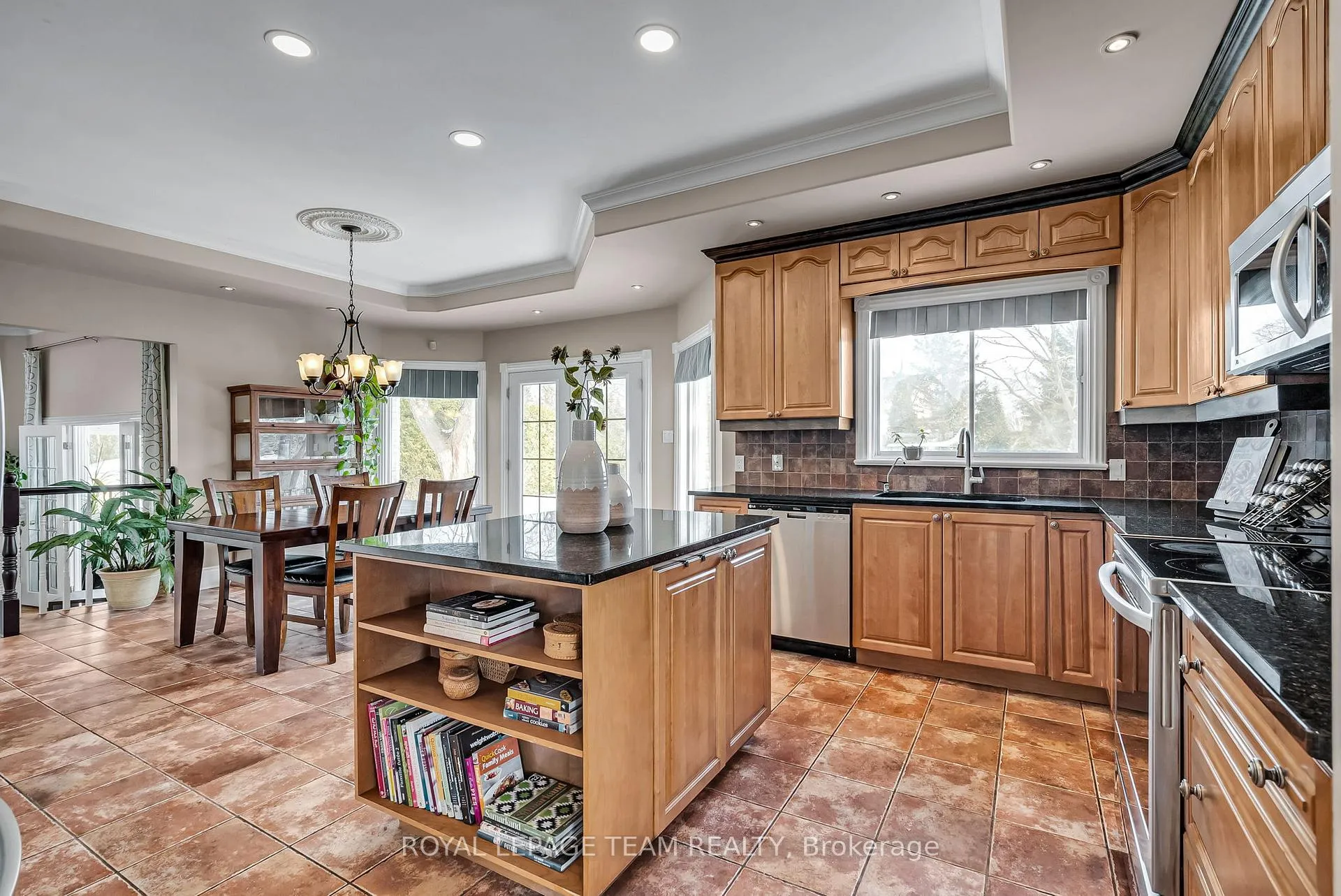 Photo 12 of 1345 Potter Drive, Ottawa, Manotick Village & Manotick Estates — HOMEH