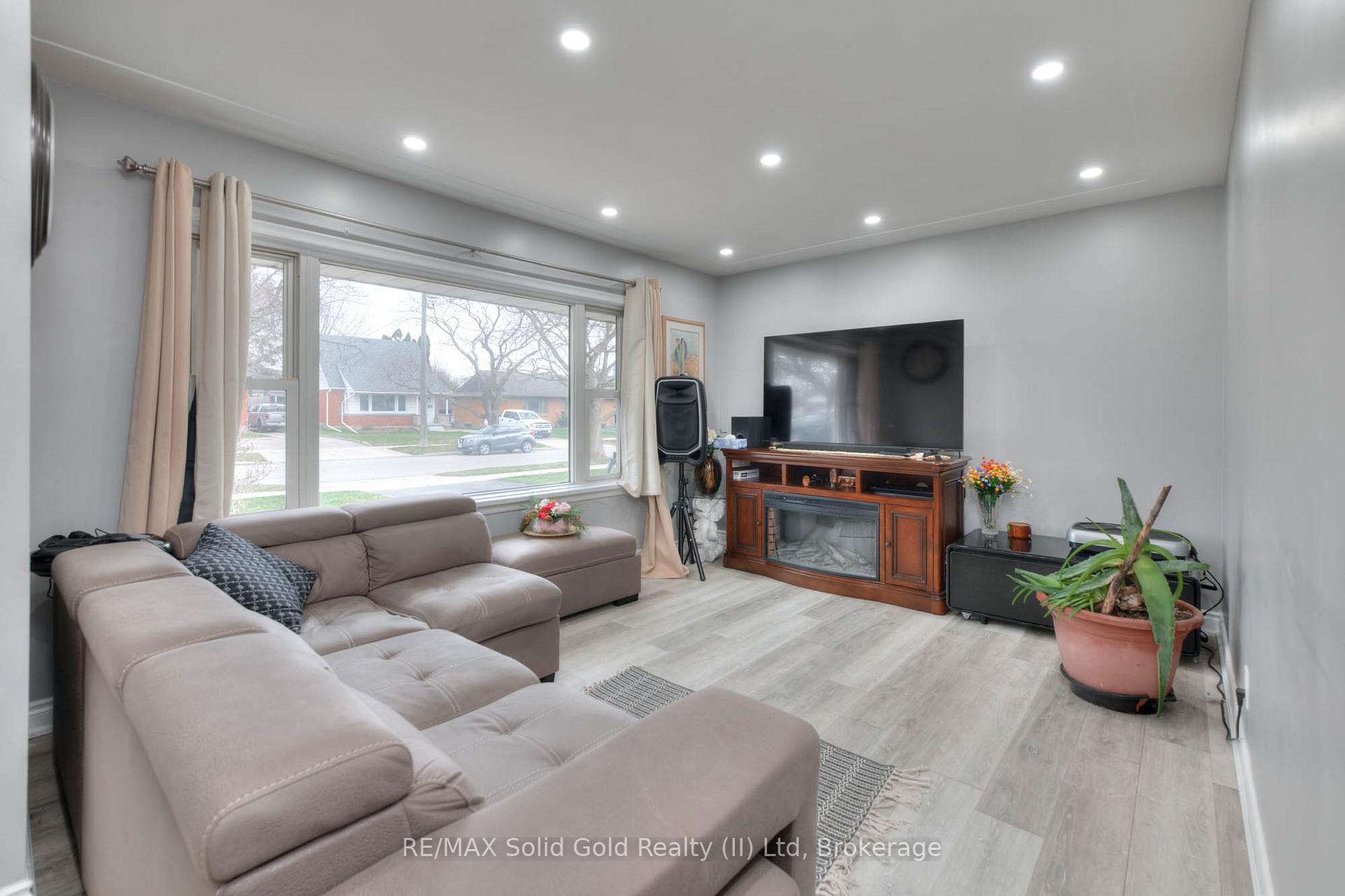Photo 11 of 39 Sandra Avenue, Kitchener — HOMEH