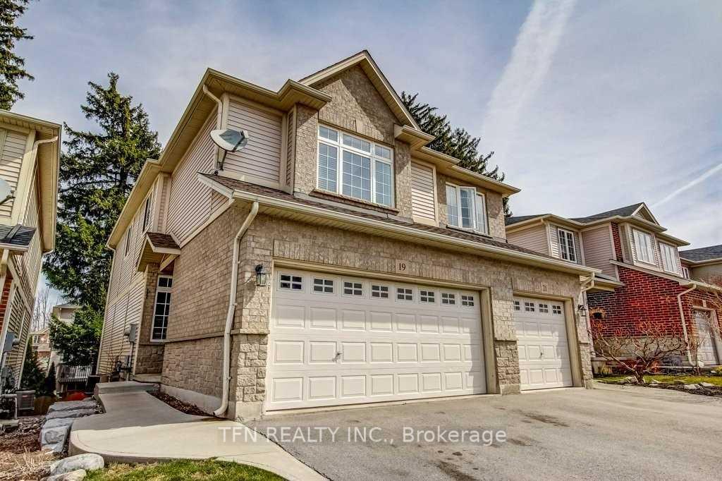 Photo 2 of 19 Goldenview Court, Hamilton, Waterdown — HOMEH