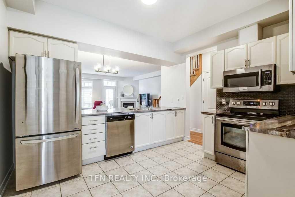 Photo 3 of 19 Goldenview Court, Hamilton, Waterdown — HOMEH