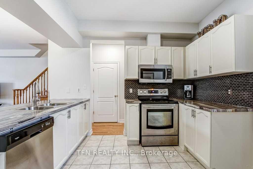 Photo 4 of 19 Goldenview Court, Hamilton, Waterdown — HOMEH