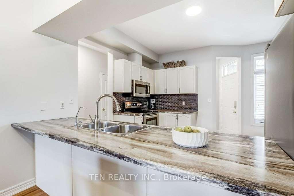 Photo 6 of 19 Goldenview Court, Hamilton, Waterdown — HOMEH