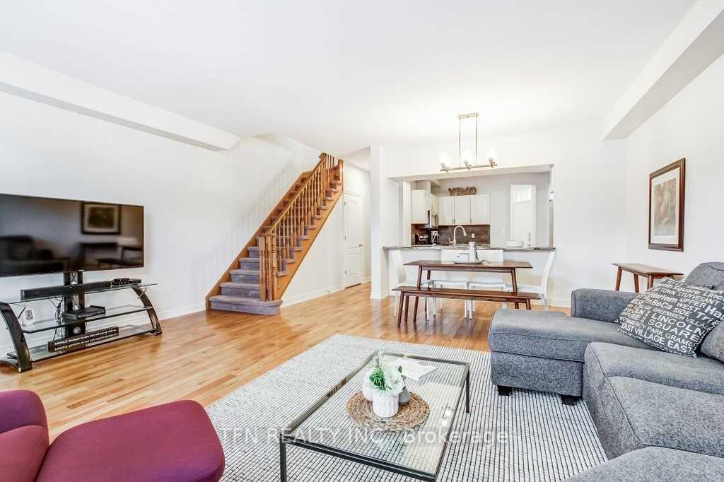 Photo 10 of 19 Goldenview Court, Hamilton, Waterdown — HOMEH