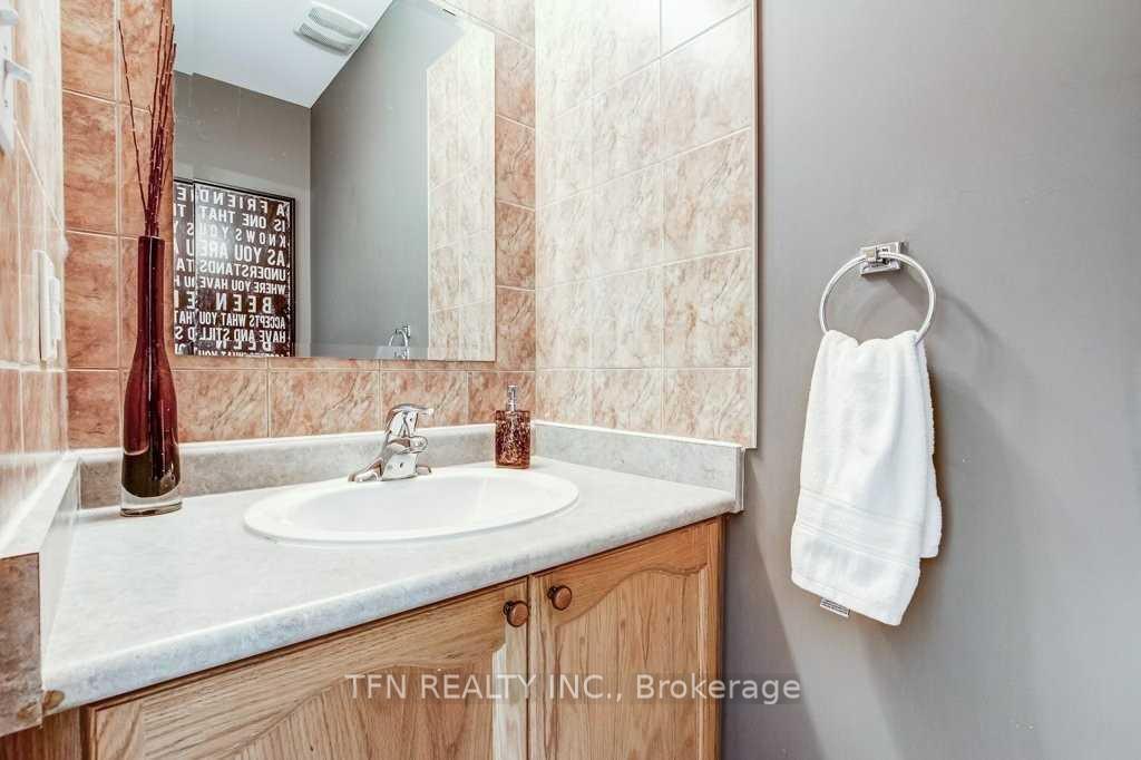 Photo 11 of 19 Goldenview Court, Hamilton, Waterdown — HOMEH