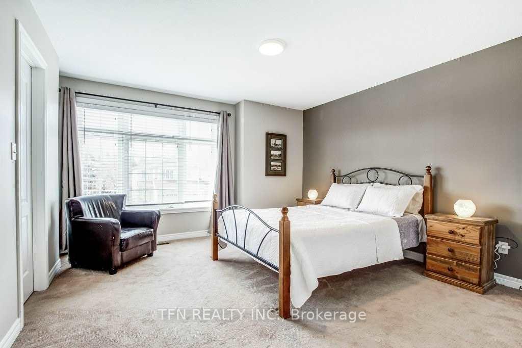 Photo 12 of 19 Goldenview Court, Hamilton, Waterdown — HOMEH