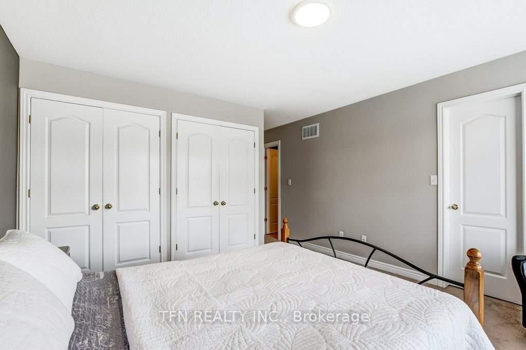 Photo 13 of 19 Goldenview Court, Hamilton, Waterdown — HOMEH