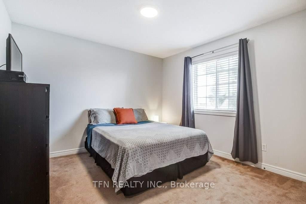 Photo 17 of 19 Goldenview Court, Hamilton, Waterdown — HOMEH