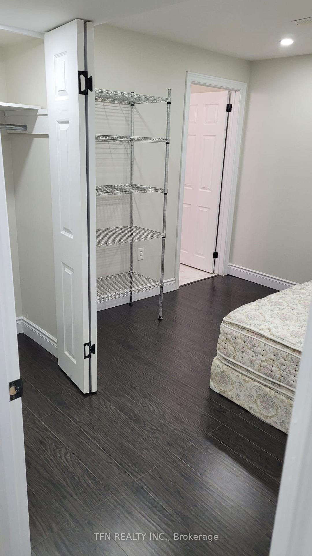 Photo 26 of 19 Goldenview Court, Hamilton, Waterdown — HOMEH