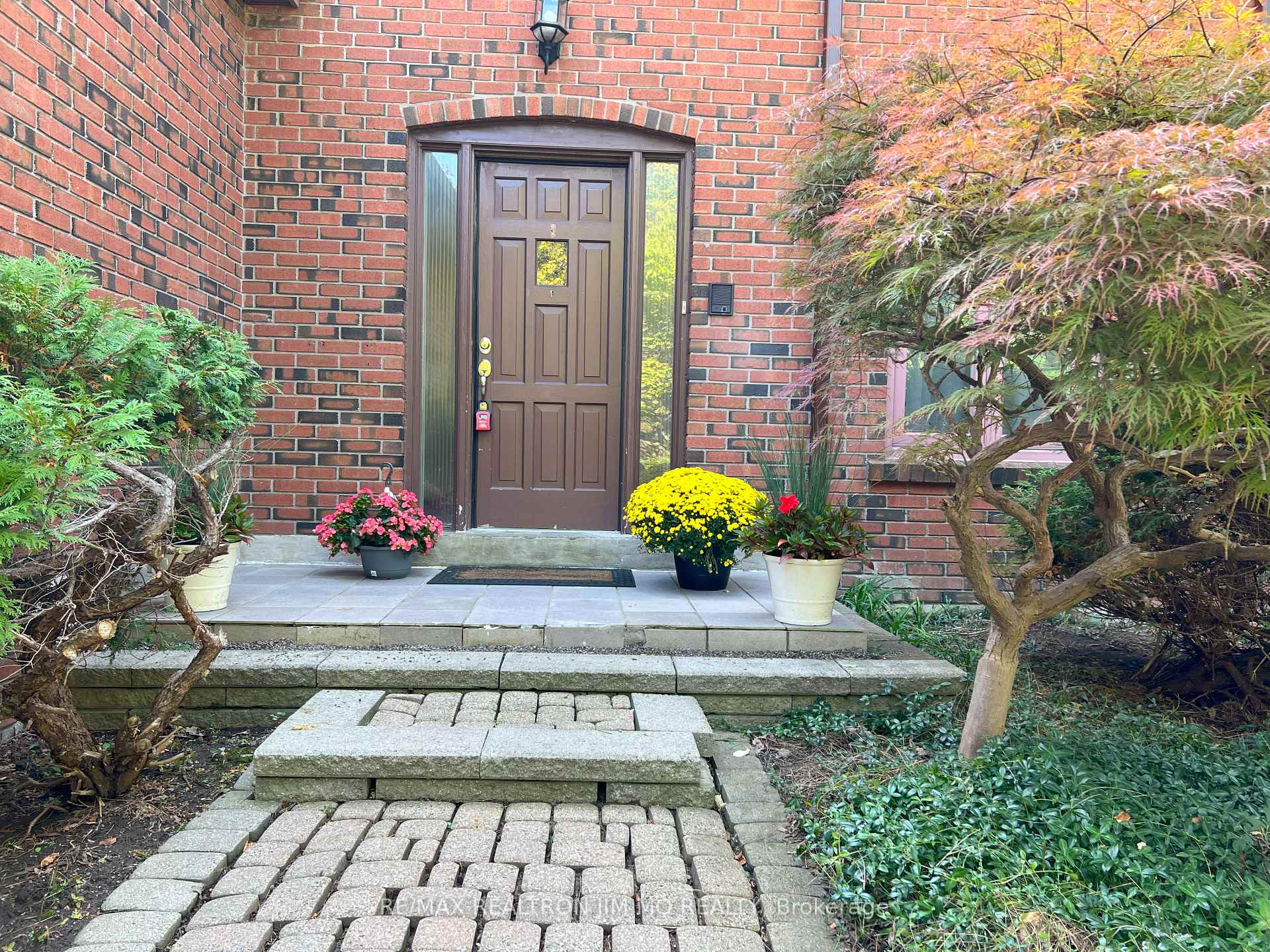 Photo 2 of 102 Briarwood Road, Markham, Unionville — HOMEH