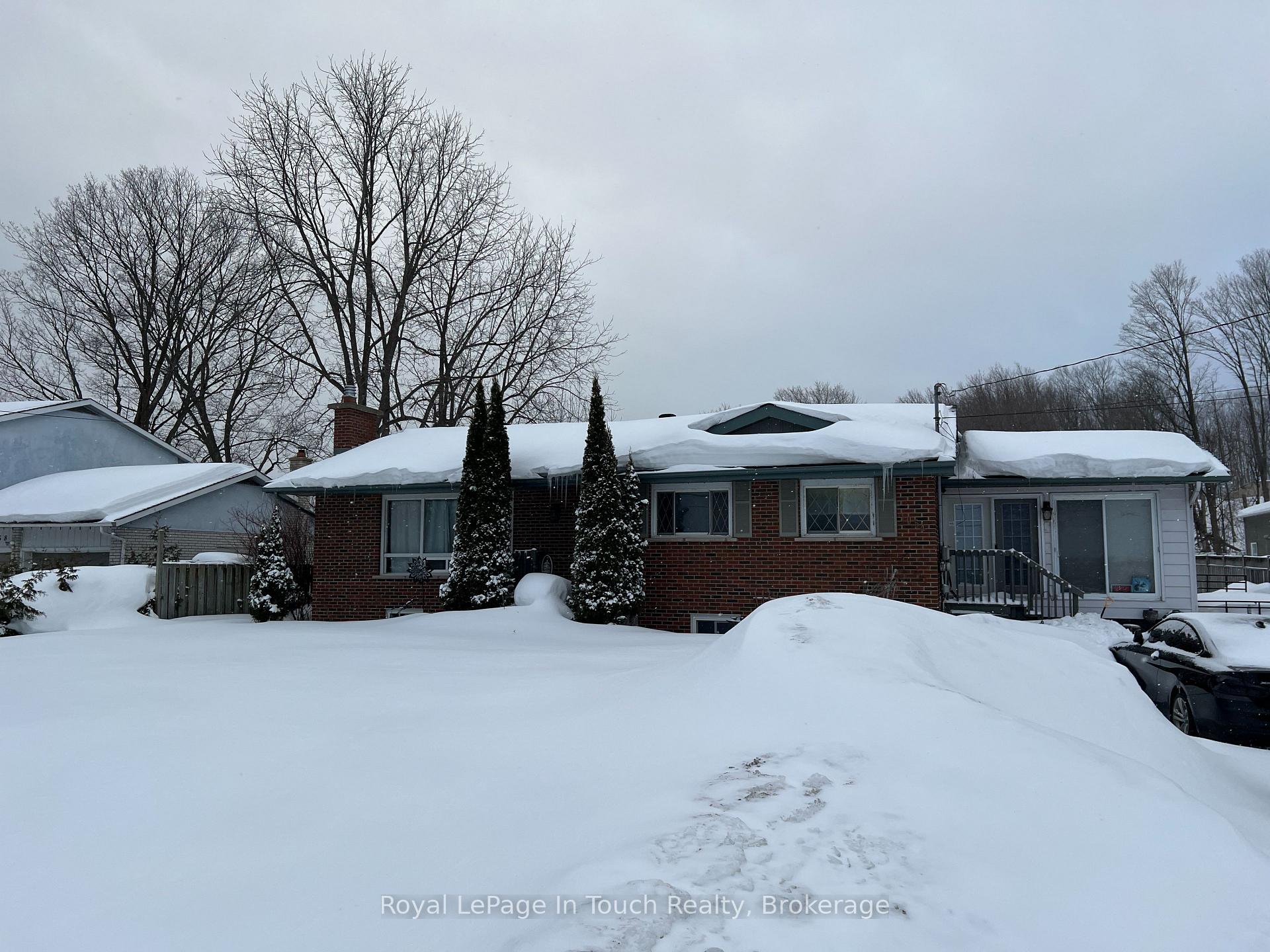 Photo 2 of 1054 King Street, Midland — HOMEH