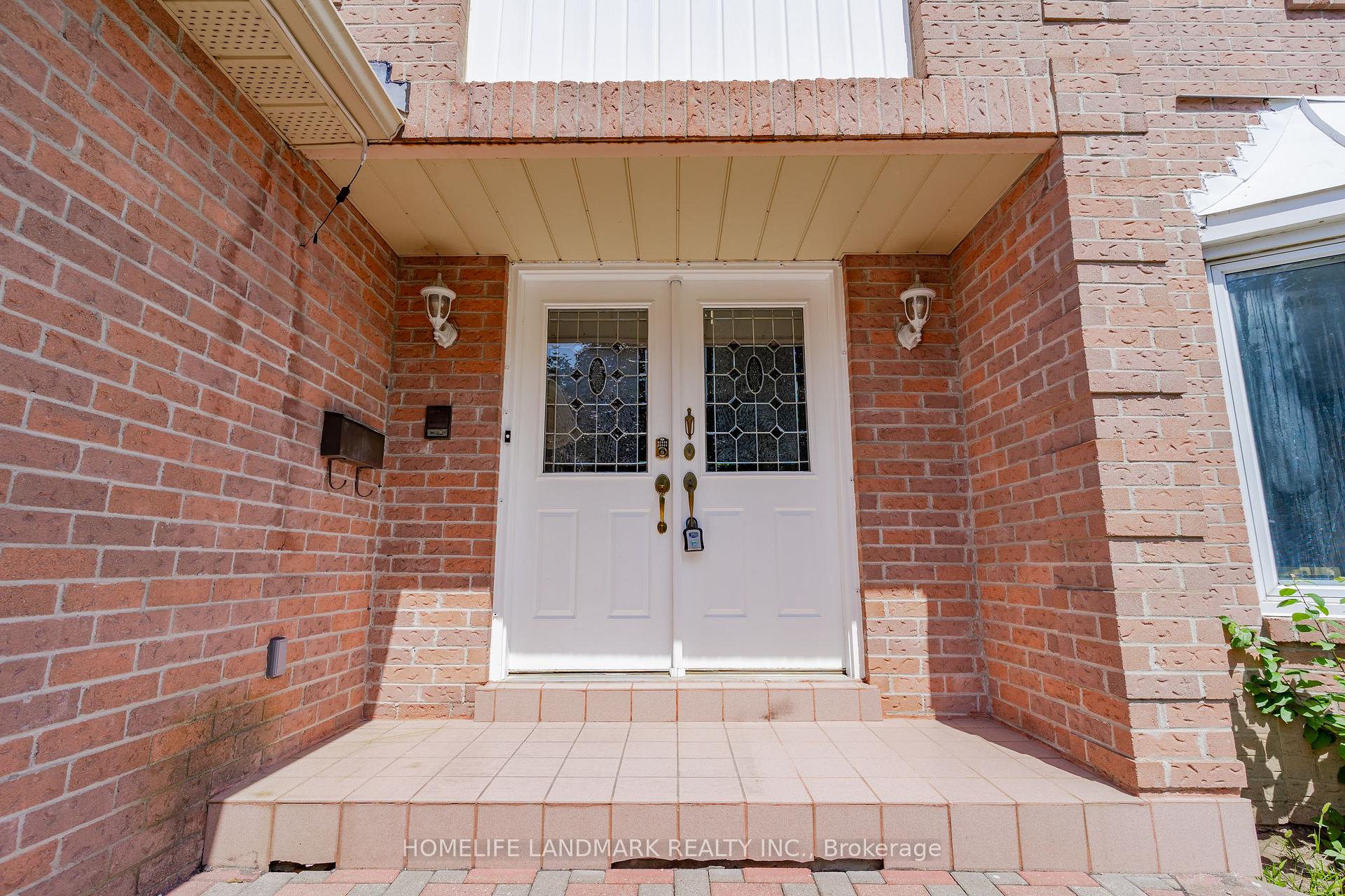 Photo 2 of 33 John Stiver Crescent, Markham, Buttonville — HOMEH