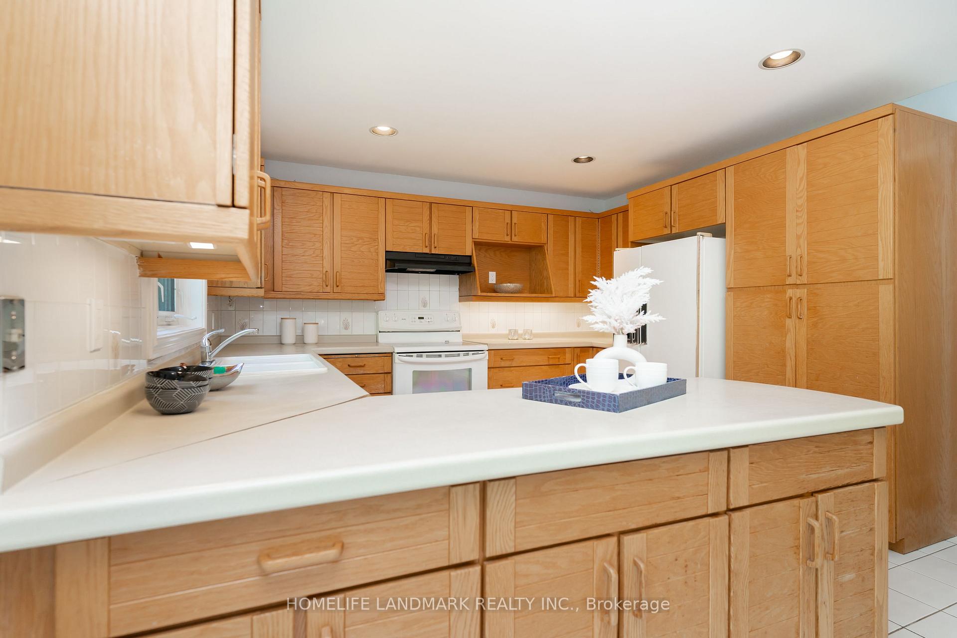 Photo 12 of 33 John Stiver Crescent, Markham, Buttonville — HOMEH