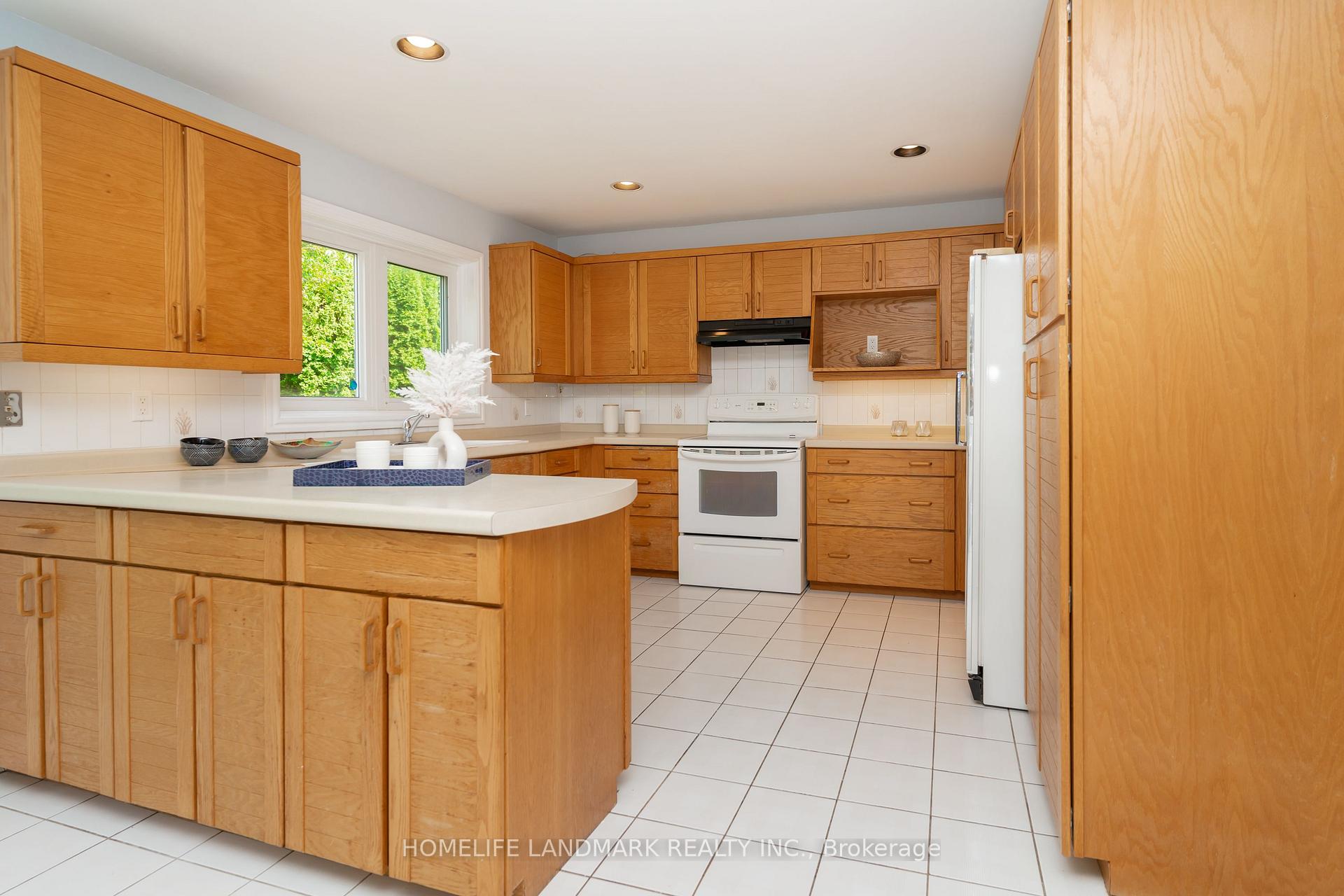 Photo 13 of 33 John Stiver Crescent, Markham, Buttonville — HOMEH
