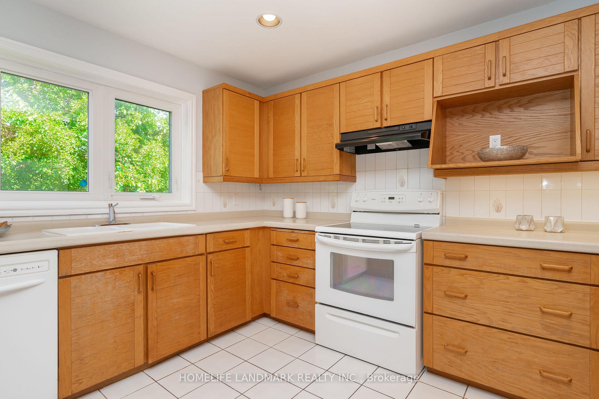 Photo 14 of 33 John Stiver Crescent, Markham, Buttonville — HOMEH