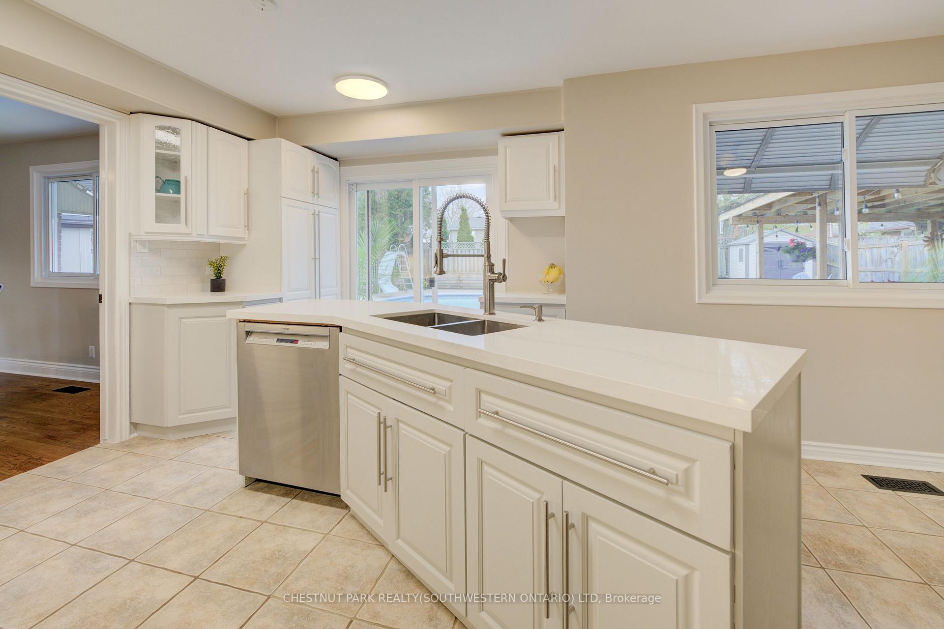 Photo 16 of 103 Montcalm Drive, Kitchener — HOMEH