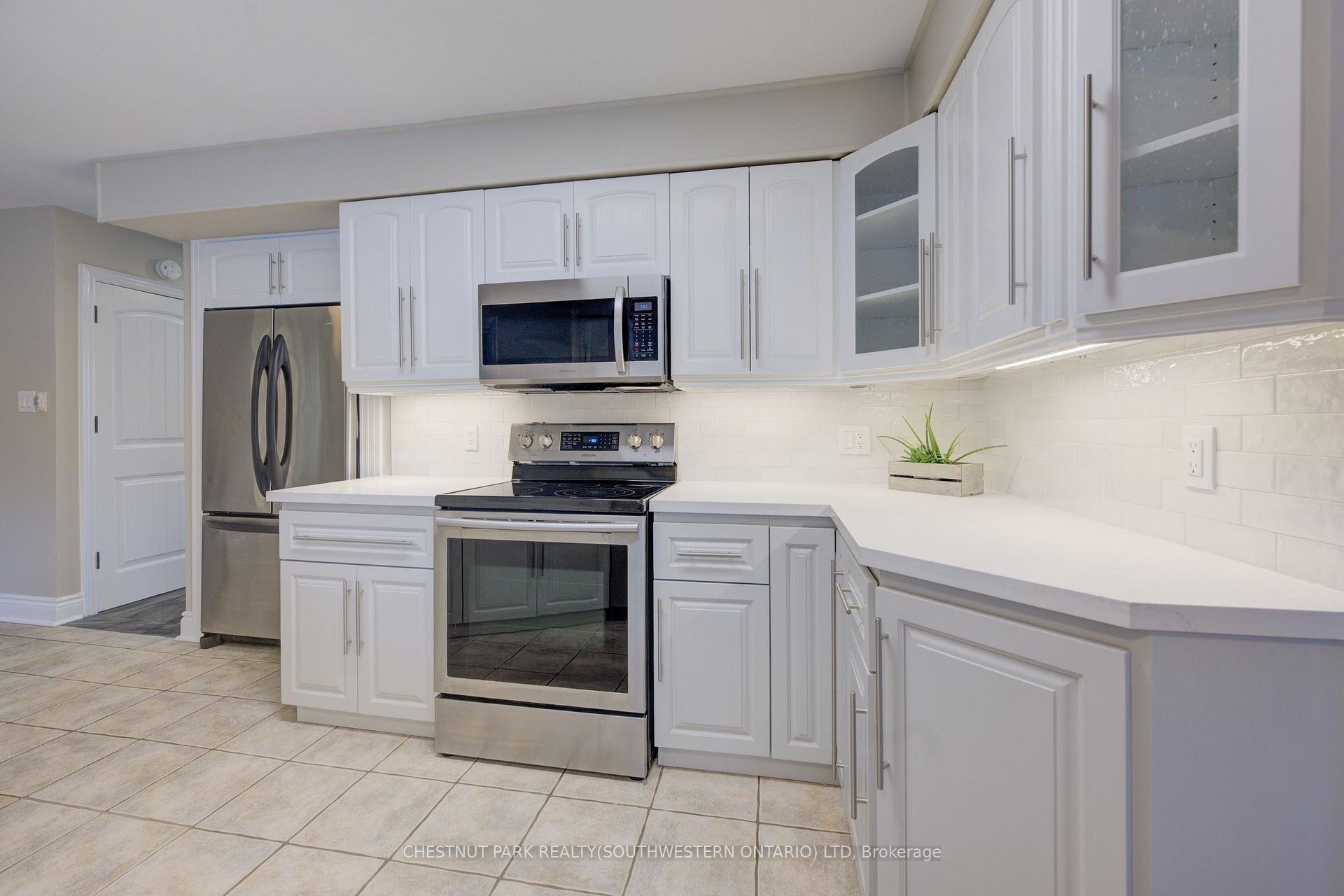 Photo 19 of 103 Montcalm Drive, Kitchener — HOMEH