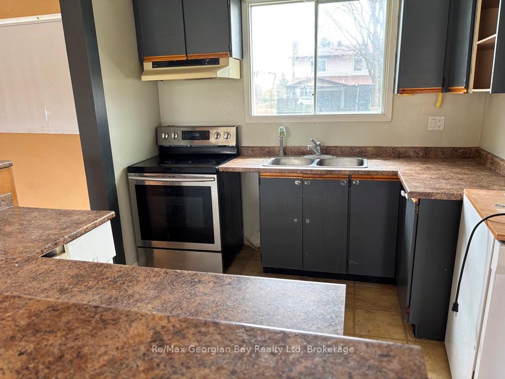 Photo 3 of 269 Chaingate Drive, Midland — HOMEH