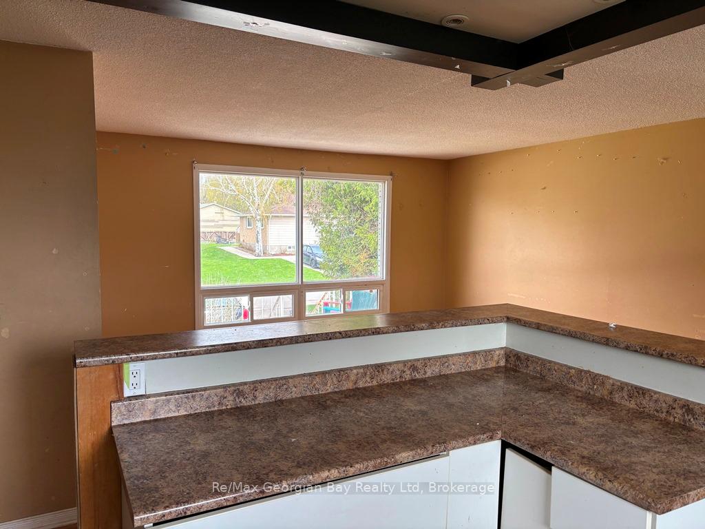 Photo 4 of 269 Chaingate Drive, Midland — HOMEH