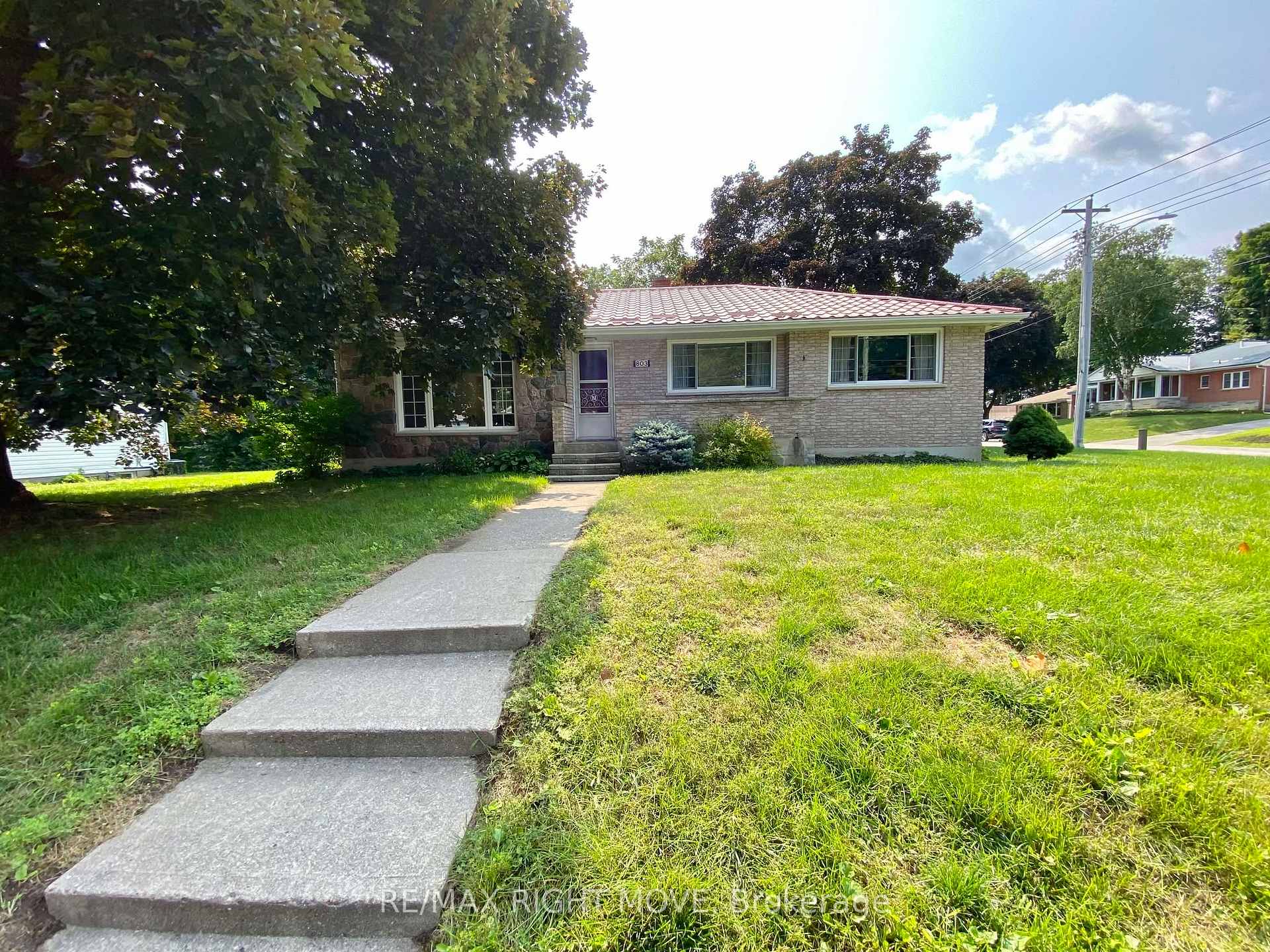 Photo 2 of 803 Hugel Avenue, Midland — HOMEH
