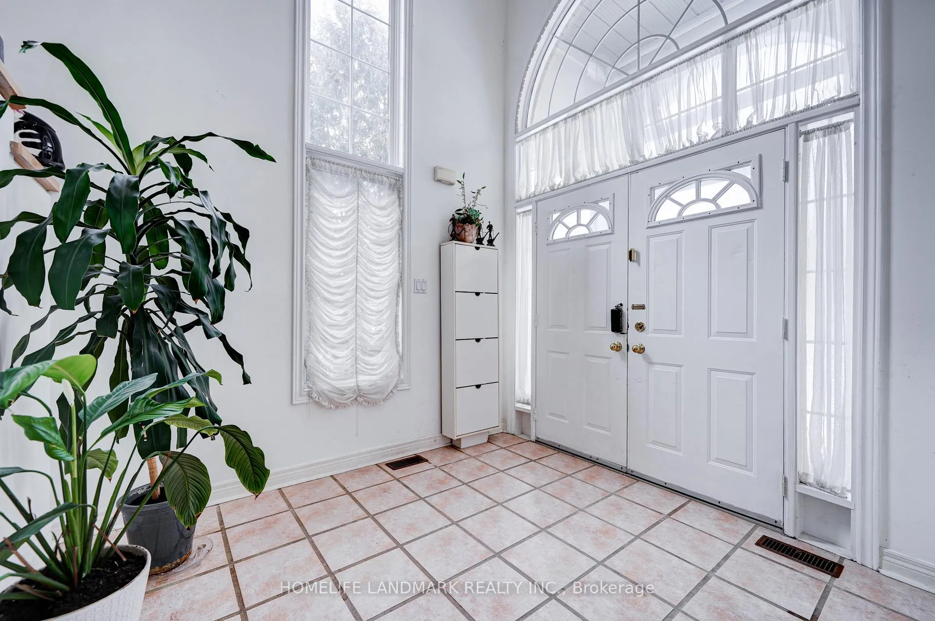 Photo 2 of 35 Forester Crescent, Markham, Cachet — HOMEH