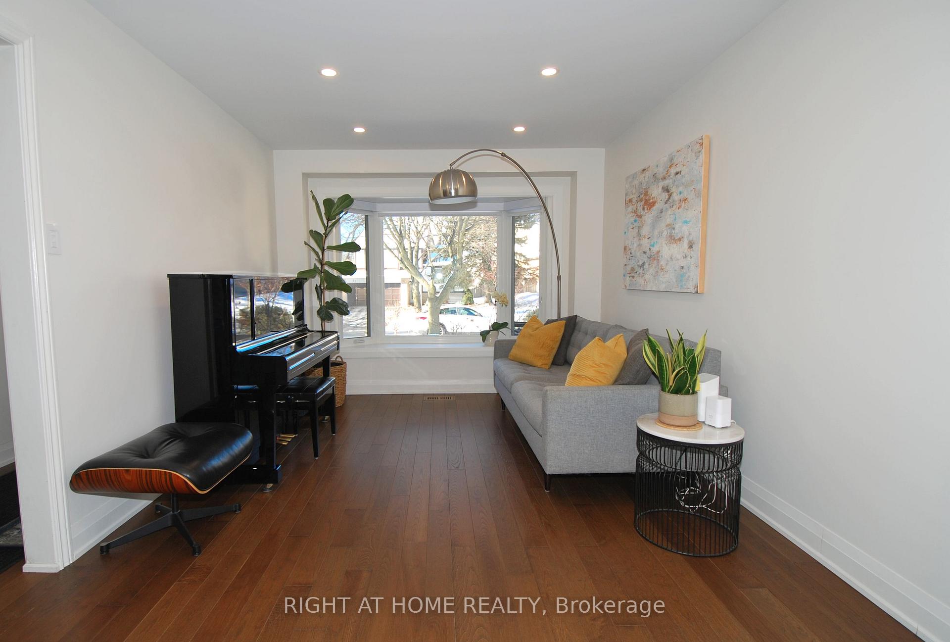Photo 8 of 32 Braeburn Drive, Markham, Aileen-Willowbrook — HOMEH