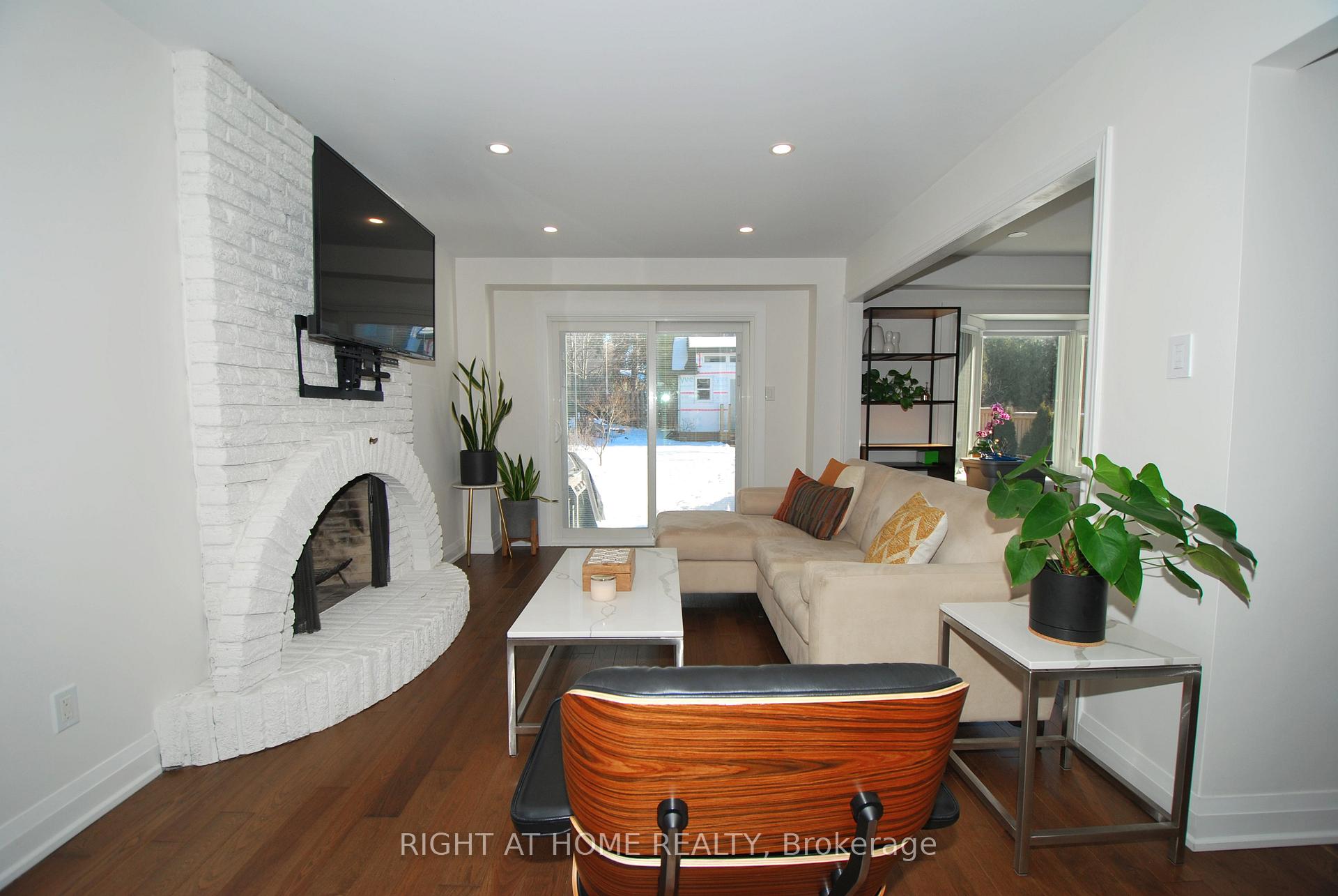 Photo 9 of 32 Braeburn Drive, Markham, Aileen-Willowbrook — HOMEH