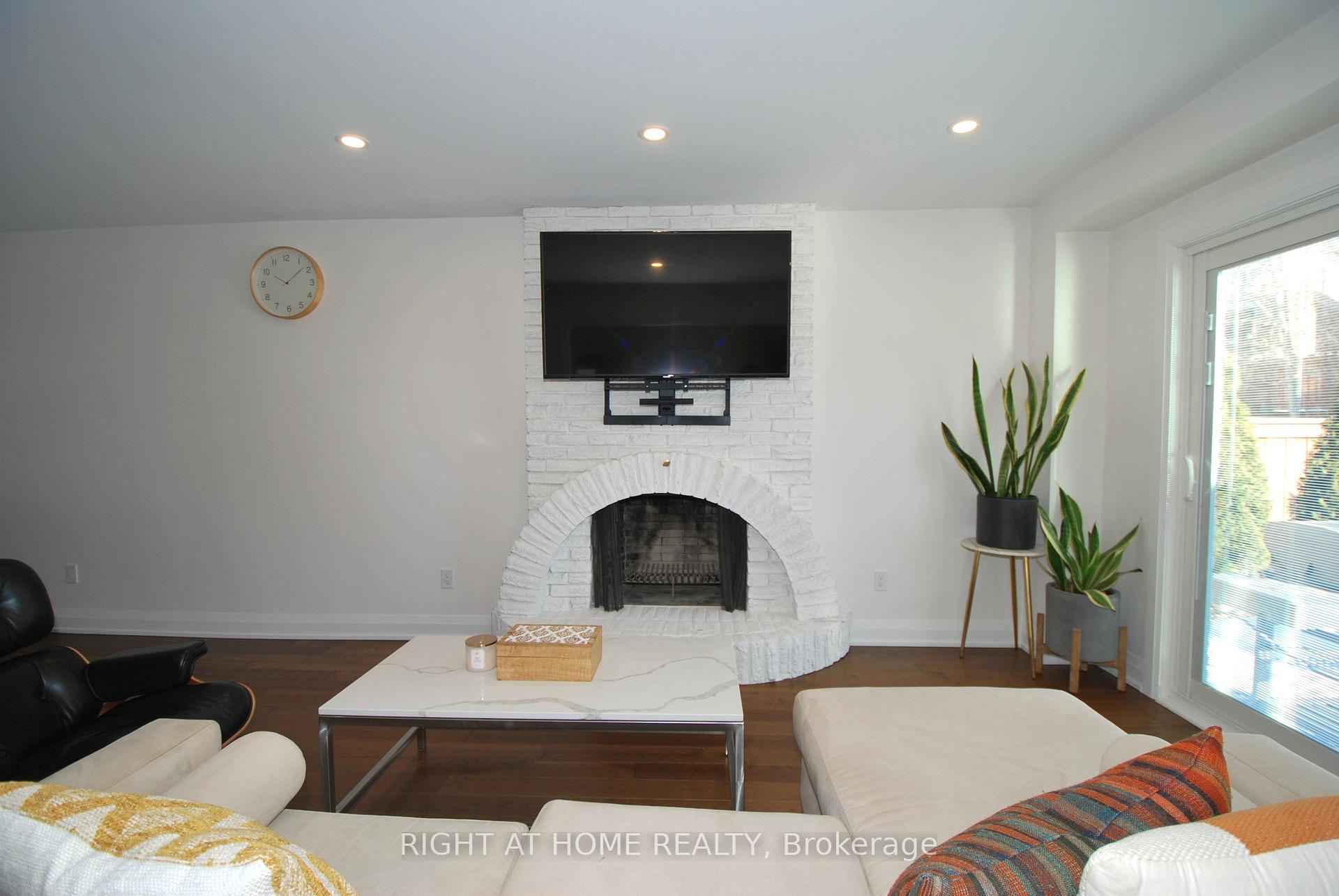 Photo 11 of 32 Braeburn Drive, Markham, Aileen-Willowbrook — HOMEH