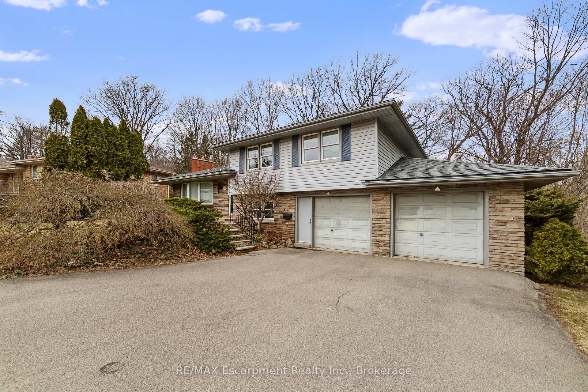 Photo 2 of 305 Woodworth Drive, Hamilton, Ancaster — HOMEH