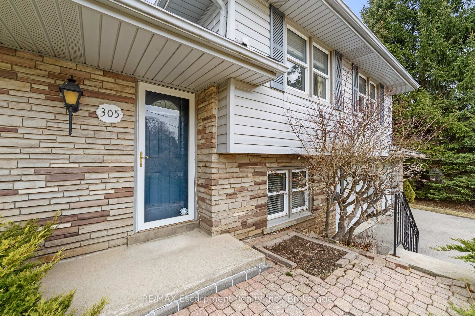 Photo 3 of 305 Woodworth Drive, Hamilton, Ancaster — HOMEH
