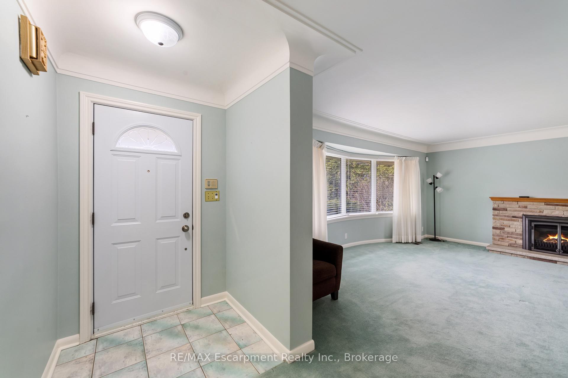 Photo 4 of 305 Woodworth Drive, Hamilton, Ancaster — HOMEH