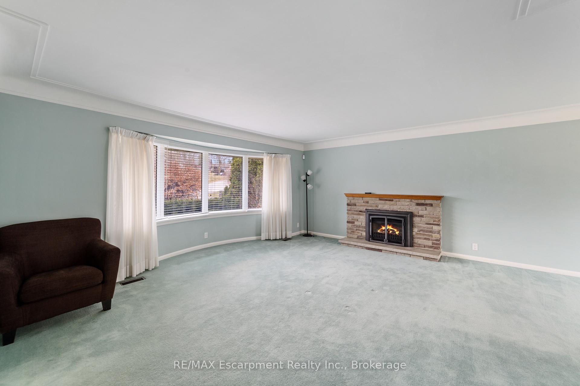 Photo 5 of 305 Woodworth Drive, Hamilton, Ancaster — HOMEH