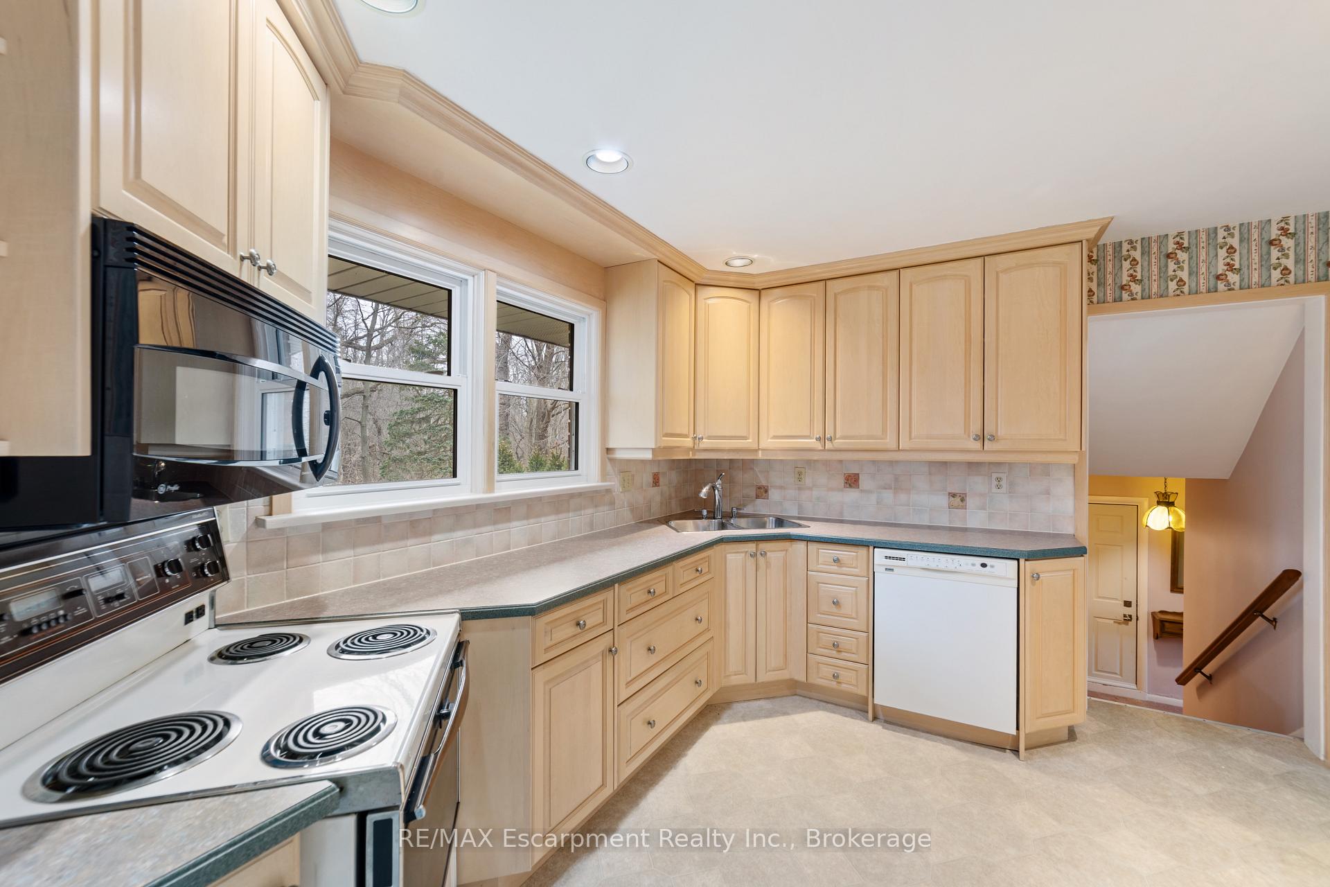 Photo 9 of 305 Woodworth Drive, Hamilton, Ancaster — HOMEH