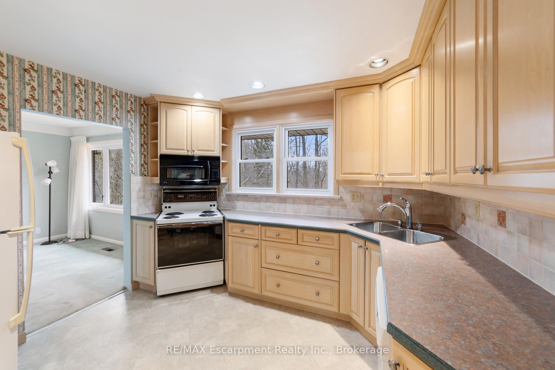 Photo 10 of 305 Woodworth Drive, Hamilton, Ancaster — HOMEH